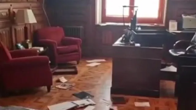 
                    Gabinete de André Ventura vandalizado na Assembleia. PJ está no local
                