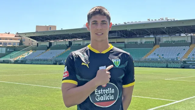 
                    Oficial: Defesa Farru assina pelo Tondela
                