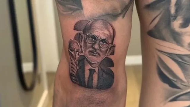 
                    Cucurella cumpre promessa e revela tatuagem com cara de Luis de la Fuente
                