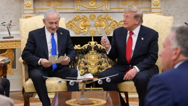 
                    Trump e Netanyahu reúnem-se pela primeira vez desde ataque ao Irão
                
