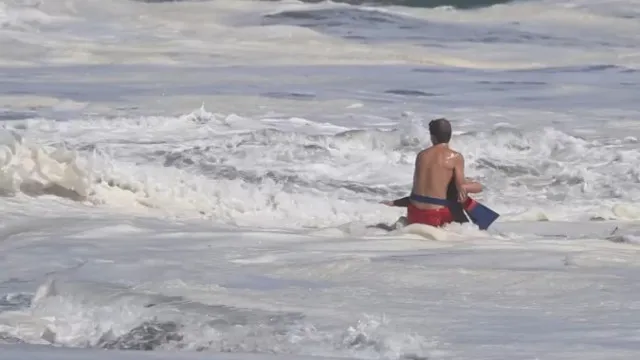 Nadador-salvador de 16 anos salva menino das ondas na CalifÃ³rnia: O vÃdeo
