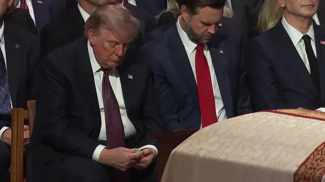 
                    Trump 'tramado' por Tic Tac no funeral de Lindsey Graham. 