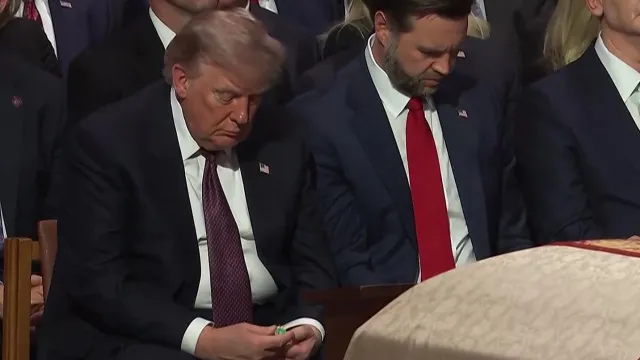 Trump 'tramado' por Tic Tac no funeral de Lindsey Graham. "Quem se ri?"