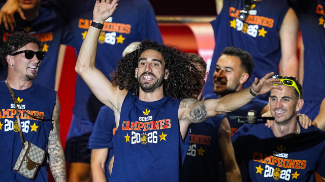 Cucurella cumpre promessa e tatua rosto de Luis de la Fuente