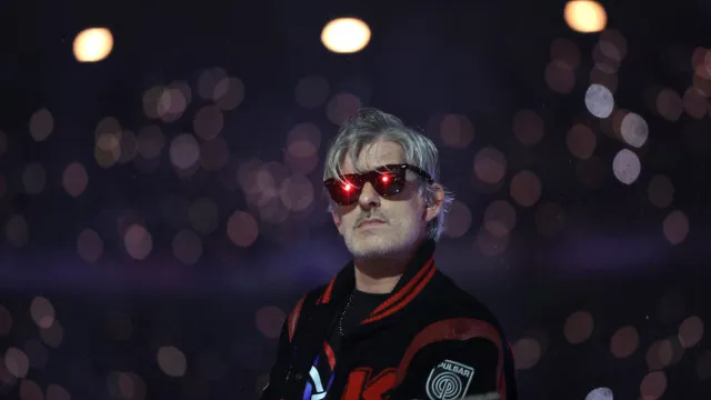 DJ Kavinsky encontrado morto na sua casa em Paris. Tinha 50 anos