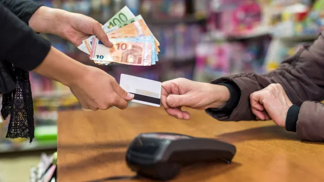 CartÃ£o, notas e moedas... Qual Ã© o meio de pagamento com mais vantagens?