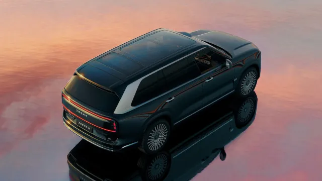 
                    Zeekr 9X é o novo SUV chinês de luxo na Europa. Tem quase 900 cv
                