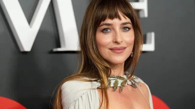 Dakota Johnson irreconhecÃvel no papel de Marilyn Monroe. A imagem