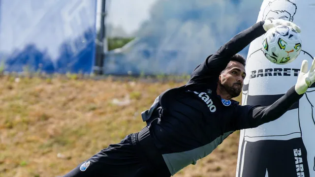 Diogo Costa volta aos treinos no FC Porto, mas Farioli ganha problema
