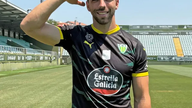 
                    Oficial: Tomané faz regresso de peso ao Tondela
                