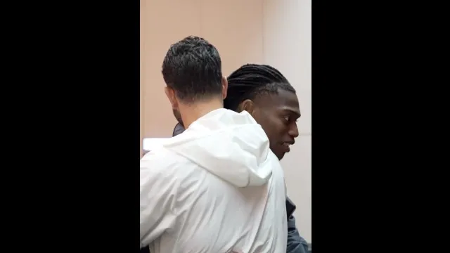 O momento em que GonÃ§alo Ramos e Rafael LeÃ£o aparecem no estÃ¡gio do Milan