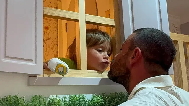 
                    Marco Costa transforma quarto da filha (tem casa de brincar e escorrega)
                