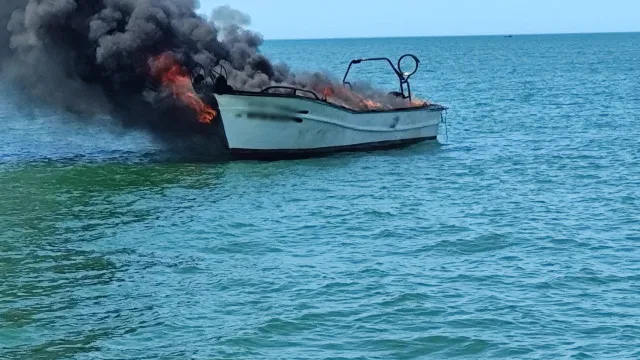 Barco afunda apÃ³s incendiar-se em AlgÃ©s. Ã nico tripulante foi resgatado