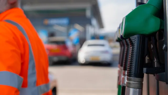 
                    Combustíveis. Governo vai taxar lucros extra das petrolíferas - como?
                