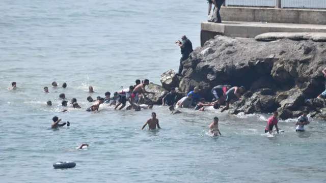 
                    Milhares de pessoas entram em Ceuta a pé desde Marrocos
                