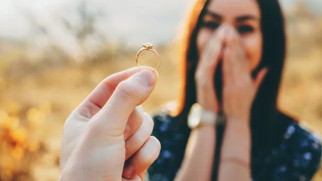 No melhor dia para casar, saiba como pedir cada signo em casamento