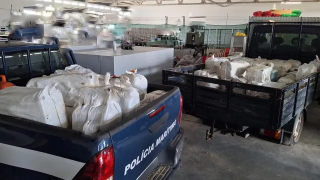 
                    Polícia Marítima apreende 2,1 toneladas de cocaína nos arredores de Troia
                