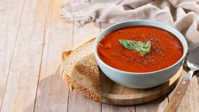 Fresca e deliciosa! Receita de sopa de tomate à portuguesa em 10 minutos