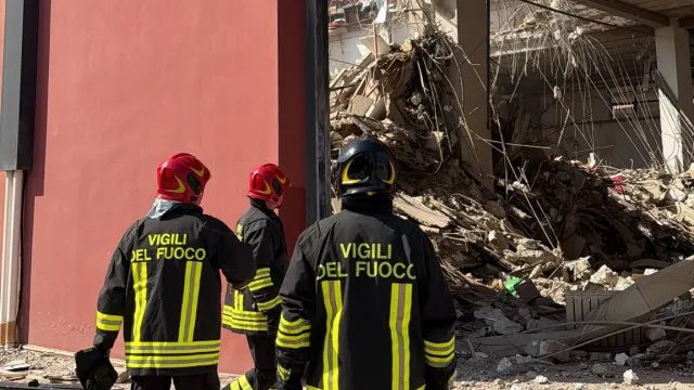 
                    Sete desaparecidos e um ferido grave após colapso de edifício na Sicília
                