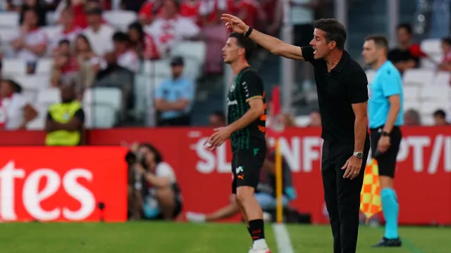 
                    Marco Silva reage à goleada e aborda António Silva: 