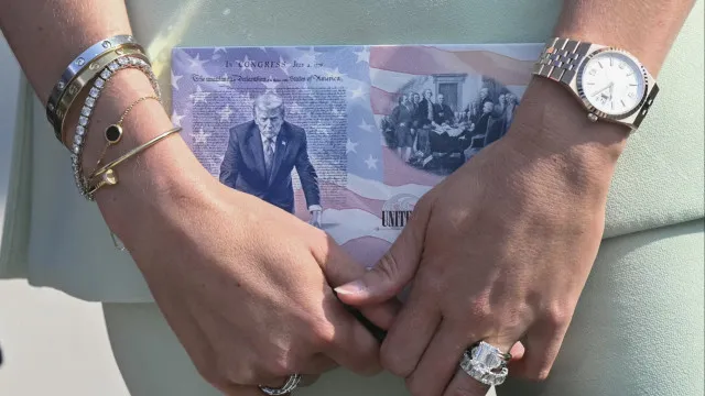 
                    EUA começam a emitir já em agosto passaportes com imagem... de Trump
                