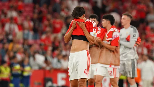 
                    Lágrimas na despedida. António Silva homenageado antes de deixar Benfica
                