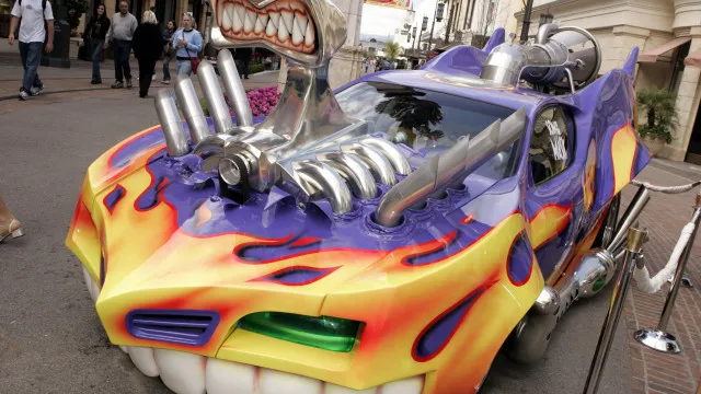 
                    Não parece, mas há um carro real por trás do hot rod de 
