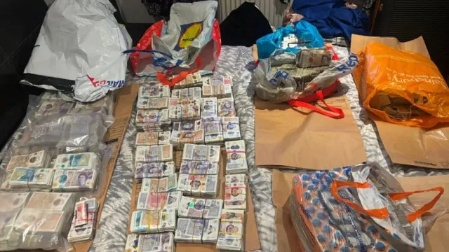 PolÃcia encontra 4 milhÃµes de libras escondidas em sacos de supermercados