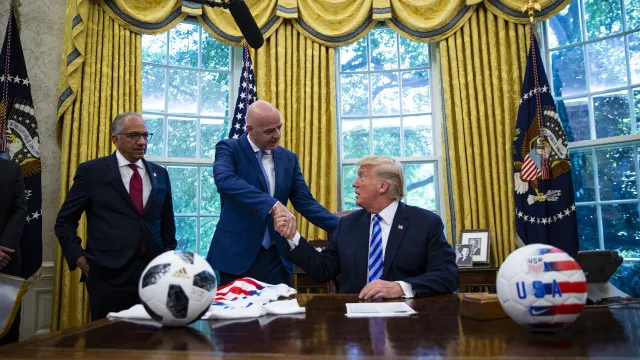 
                    'Braço direito' de Infantino demite-se. Presidência da FIFA por um fio
                