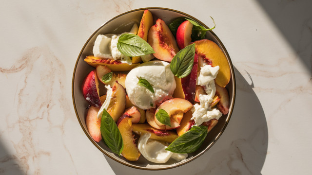 Com maçã, melancia ou pêssego: 3 saladas onde a fruta casa na perfeição