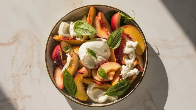 Com maÃ§Ã£, melancia ou pÃªssego: 3 saladas onde a fruta casa na perfeiÃ§Ã£o