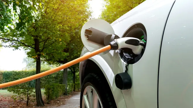 
                    Carro pode carregar devagar até num posto ultrarrápido. Porquê?
                