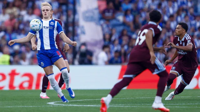 
                    Newcastle 'ataca' FC Porto por Froholdt após fechar negócio milionário
                