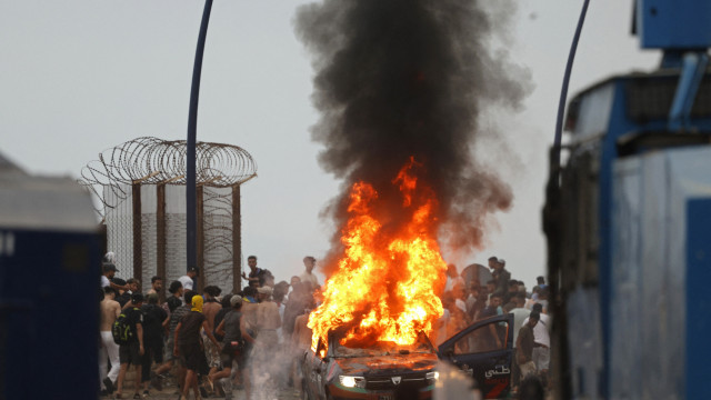 Caos, fogos... e 25 mil regressaram? Imagens da crise do lado de Marrocos