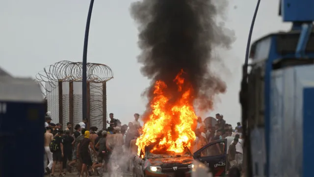 
                    Caos, fogos... e 25 mil regressaram? Imagens da crise do lado de Marrocos
                