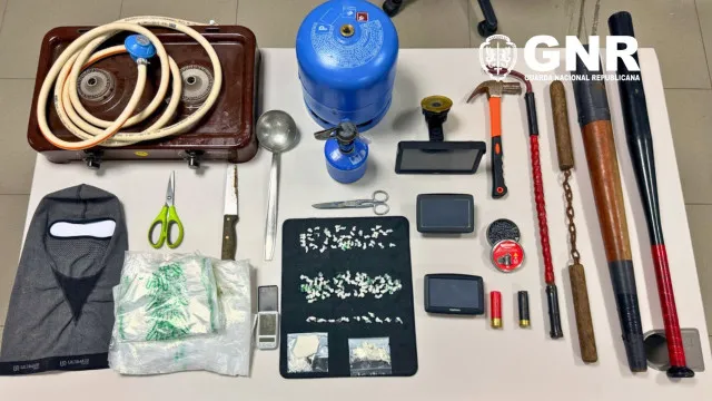 Dois detidos em Almada: Droga e armas (incluindo chicote) apreendidos