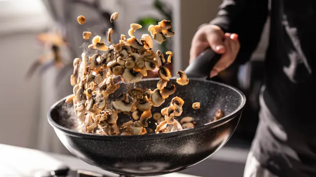 
                    Truque (de chef) para os cogumelos não encolherem tanto na frigideira
                