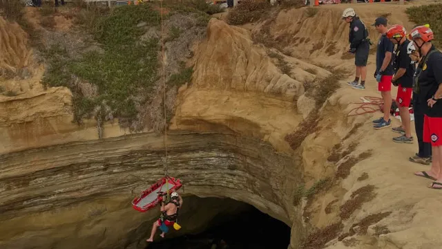 
                    Resgatado em estado grave após cair de penhasco. 