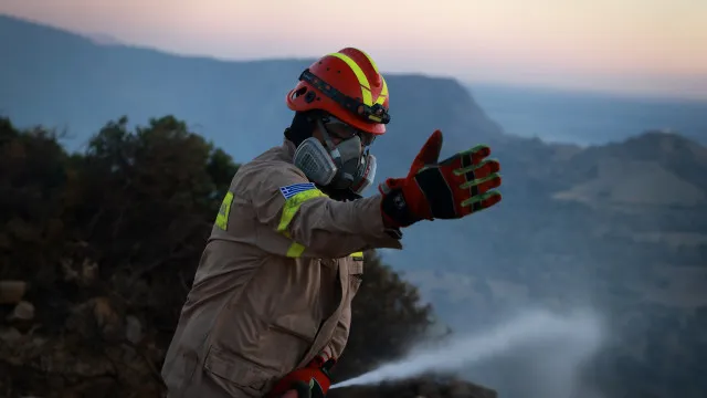 
                    Incêndios: Região perto de Atenas evacuada devido a fogos
                
