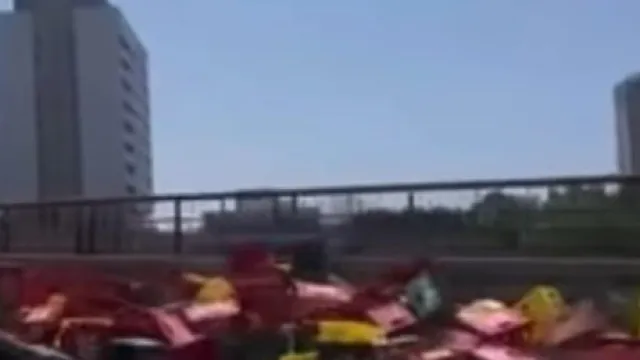 
                    Camião que transportava cervejas larga carga na Avenida AEP. O vídeo
                
