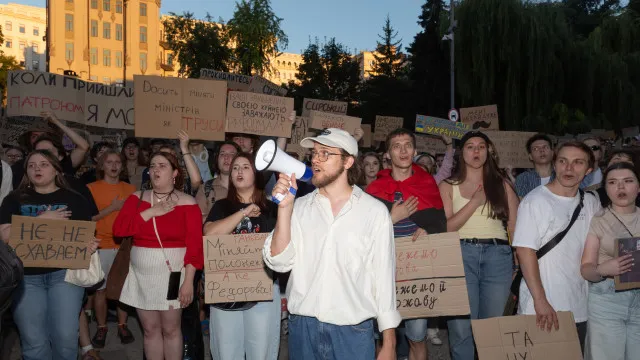 
                    Milhares protestam em Kyiv e exigem regresso de Mikhail Fedorov
                