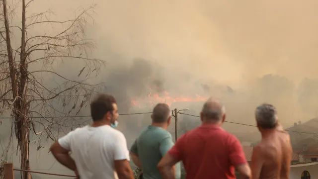 900 operacionais combatiam pelas 00h20 fogo que comeÃ§ou em ValpaÃ§os