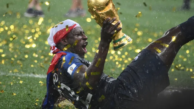 
                    Venceu o Mundial2018 e vende réplica da troféu: 