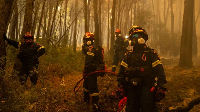 
                    Centenas de bombeiros na Grécia tentam salvar Porto Germeno das chamas
                