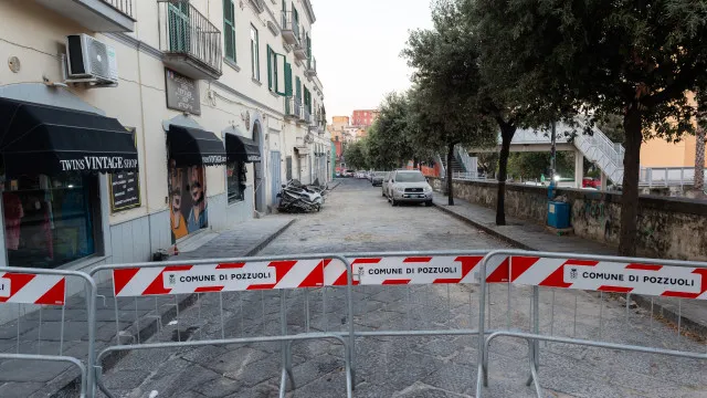 
                    Número de feridos causados por sismo em Nápoles sobe para 21
                