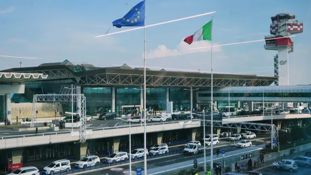 
                    Itália inicia controlo de viajantes de Espanha após suspensão de Schengen
                