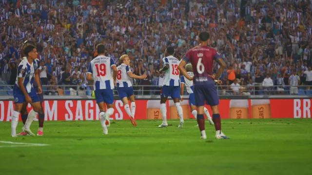 
                    O gesto de Froholdt após abrir o marcador no FC Porto-Torreense
                
