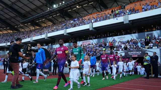 
                    Supertaça no batatal. As imagens do FC Porto-Torreense que não viu na TV
                