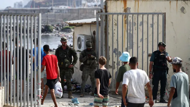 
                    Polícia espanhola calcula 73.500 saídas de Ceuta (e confirma 71 mortos)
                