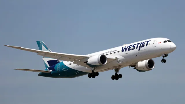 
                    Assistentes de bordo da WestJet em greve por aumentos salariais
                